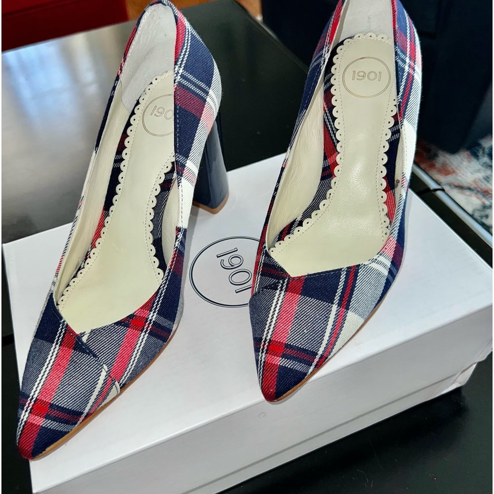 Women’s pointed toe block heel plaid fabric pumps.